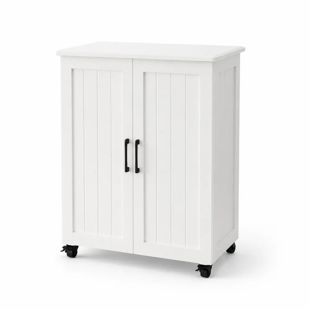 Weißer Holzschrank mit Rollen