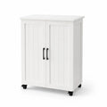 Weißer Holzschrank mit Rollen